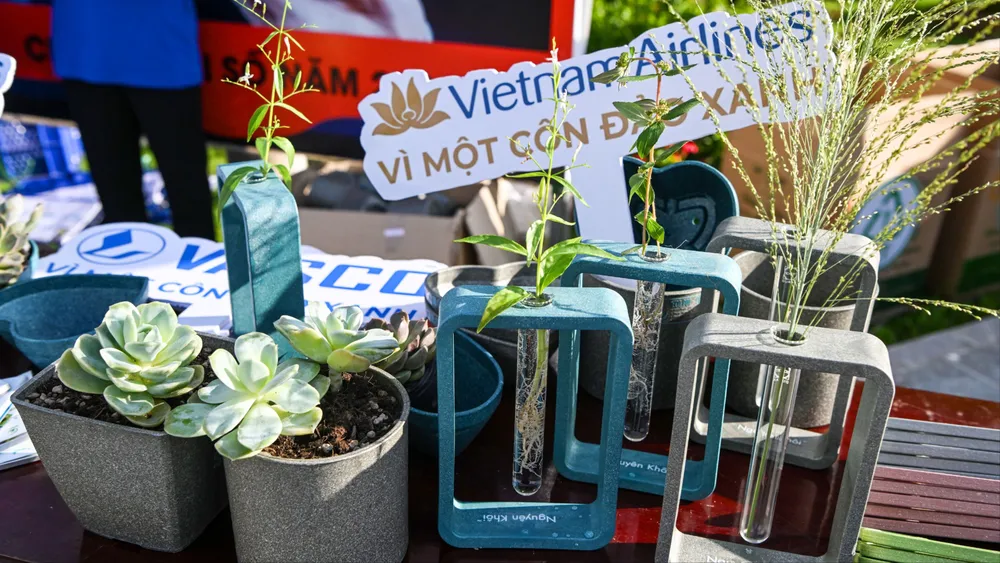 Ảnh 5. Những món quà dành tặng người dân trong chương trình đổi rác lấy quà.jpg