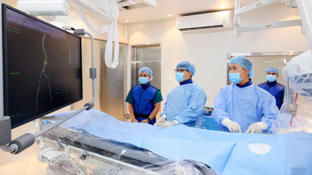 Ekip đang can thiệp đặt stent graft phình động mạch chủ cho bệnh nhân