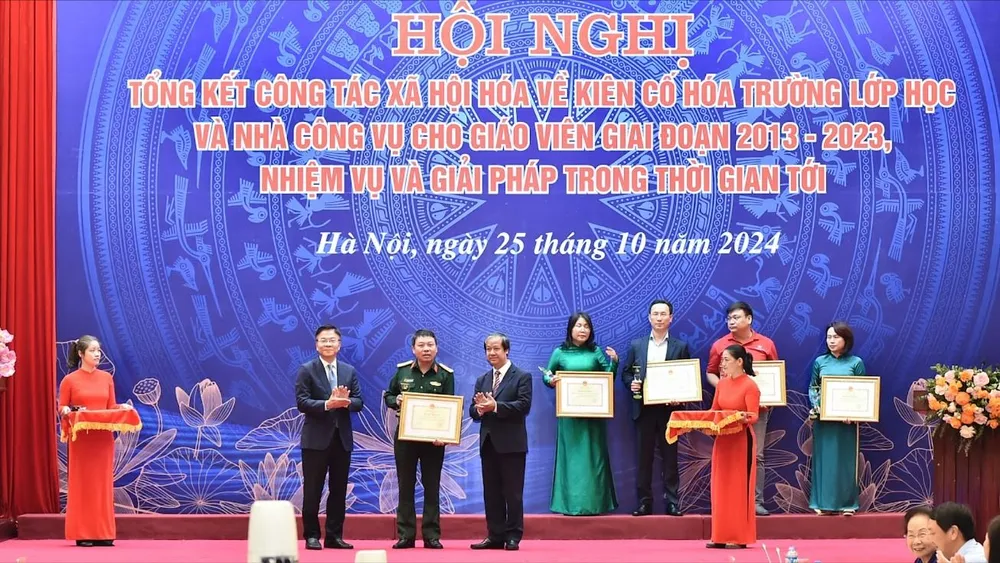 Bộ GD-ĐT khen thưởng các nhà tài trợ.jpg