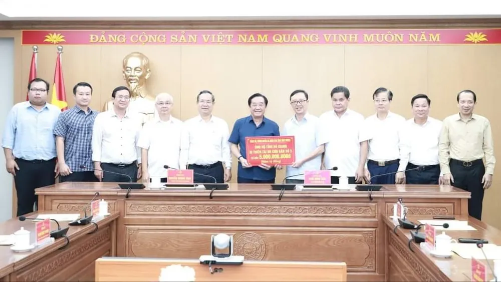 Lãnh đạo tỉnh Bình Dương trao hỗ trợ cho các địa phương bị bão lũ