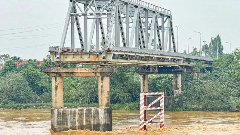 Cầu Phong Châu (tỉnh Phú Thọ) bị sập do ảnh hưởng bởi bão số 3