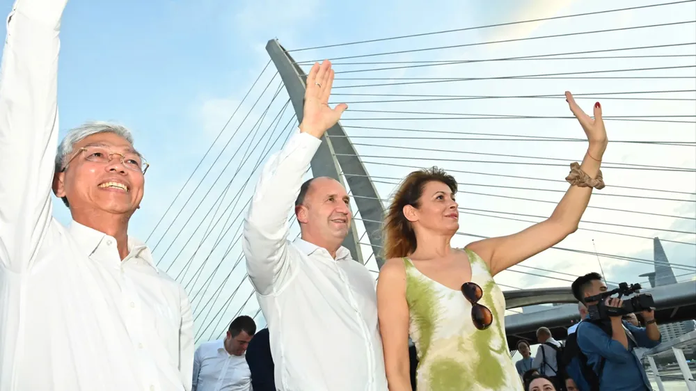 Phó Chủ tịch UBND TPHCM Võ Văn Hoan, Tổng thống Bulgaria Rumen Radev và Phu nhân Desislava Radeva trên chuyến tàu tham quan tại Bến Bạch Đằng. Ảnh: VIỆT DŨNG 