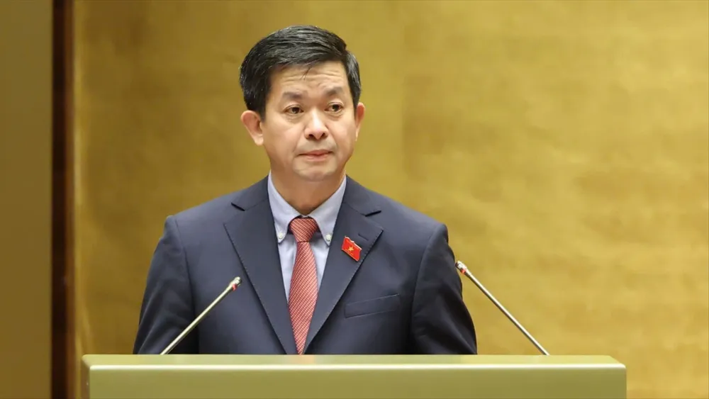 Tổng Thư ký Quốc hội, Chủ nhiệm Văn phòng Quốc hội Lê Quang Tùng trình bày dự thảo Nghị quyết Kỳ họp thứ 8, Quốc hội khóa XV. Ảnh: QUANG PHÚC