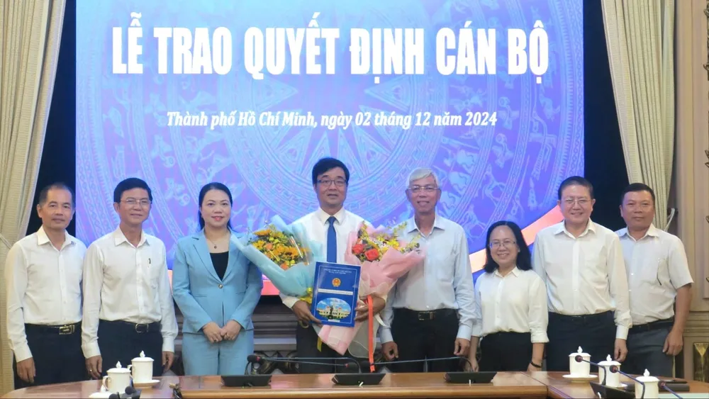 Phó Chủ tịch UBND TPHCM Võ Văn Hoan cùng các đại biểu chúc mừng đồng chí Lương Văn Nhiền