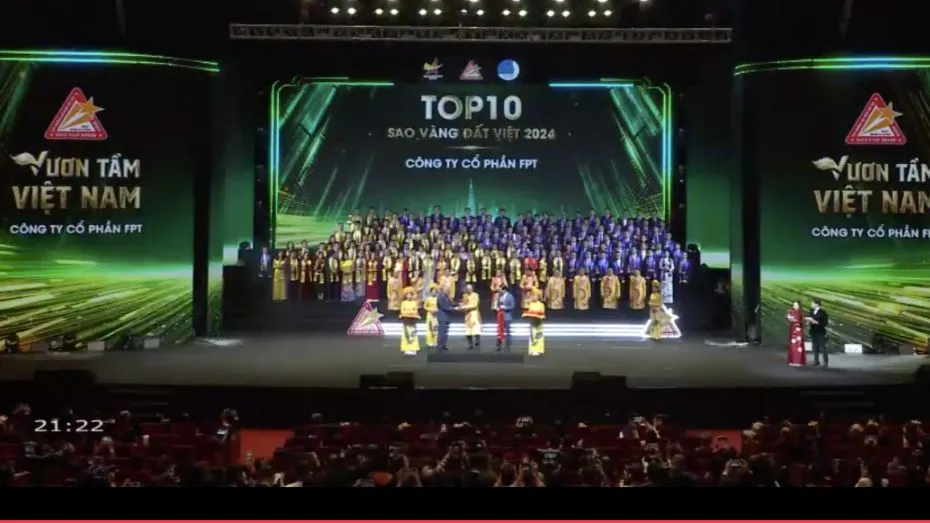 Phó Thủ tướng Thường trực Chính phủ Nguyễn Hòa Bình và Bí thư Thứ Nhất Trung ương Đoàn Bùi Quang Huy trao giải thưởng cho top 10 Giải thưởng Sao Vàng đất Việt 2024