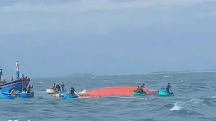 Các tàu cá địa phương tham gia cứu vớt các ngư dân gặp nạn do chìm tàu cá ở Ninh Thuận. Ảnh: Người dân cung cấp