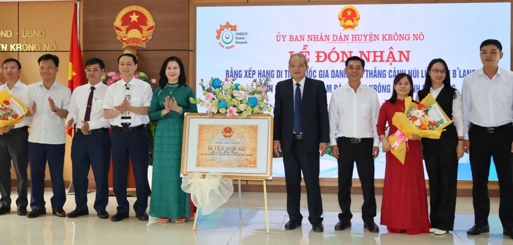 Đc Tôn Thị Ngọc Hạnh -TUV, Phó CT UBND tỉnh Đắk Nông chụp ảnh lưu niệm cùng lãnh đạo các sở, ngành và huyện Krông Nô.jpg