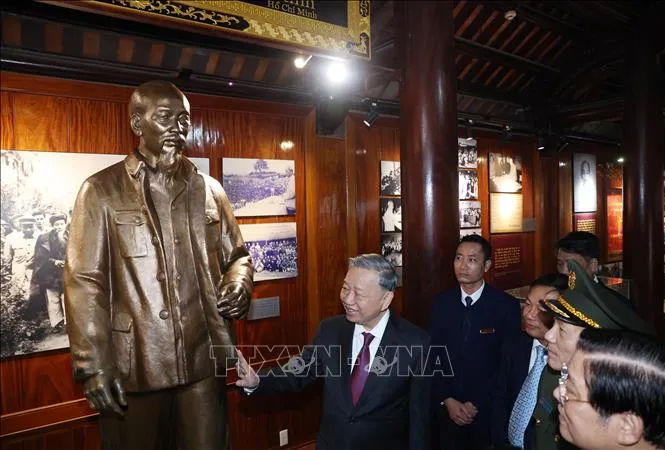vna_potal_tong_bi_thu_to_lam_dang_huong_tuong_niem_chu_tich_ho_chi_minh_tai_khu_di_tich_kim_lien__stand (1).jpg