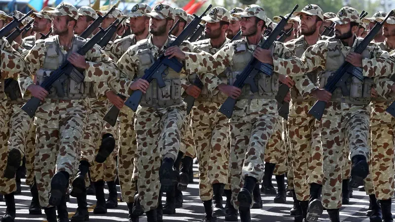 Quân đội Iran trong một cuộc diễu hành ngay bên ngoài Tehran, Iran, vào ngày 18/4/2017. Ảnh: alarabiya.net