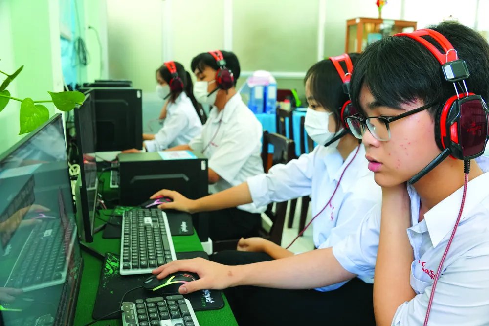 Học sinh trường THCS Bình Khánh (Mỏ Cày Nam, Bến Tre) với thư viện điện tử do Báo SGGP vận động tài trợ. Ảnh Việt Nga.jpg