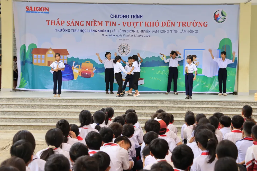 Học sinh Trường Tiểu học Liêng Srônh biểu diễn văn nghệ trong chương trình trao học bổng của Báo SGGP tại huyện Đam Rông tỉnh Lâm Đồng.jpg