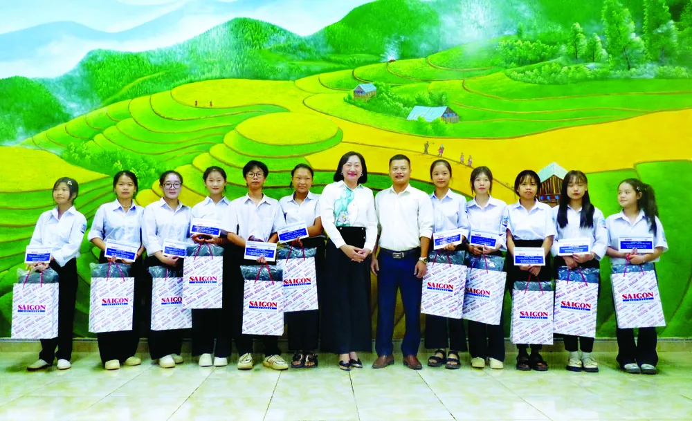 Phó Tổng Biên tập Báo SGGP Bùi Thị Hồng Sương trao hỗ trợ cho Trường THPT Ỷ La, TP Tuyên Quang tỉnh Tuyên Quang. Ảnh TRẦN LƯU.jpg
