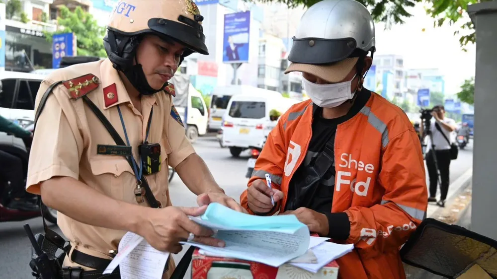 CSGT TPHCM lập biên bản xử phạt người vi phạm