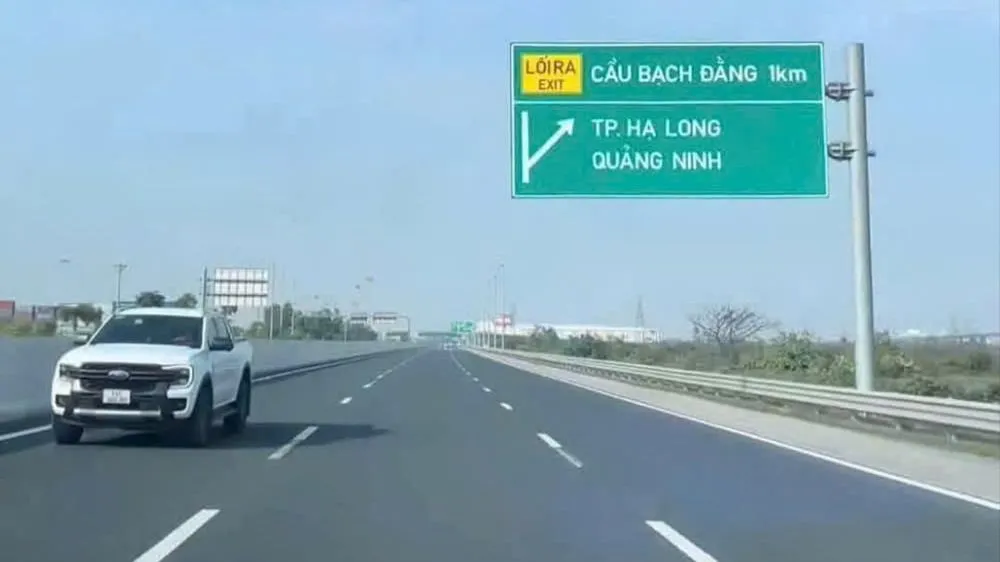 Hình ảnh chiếc xe ô tô chạy ngược chiều