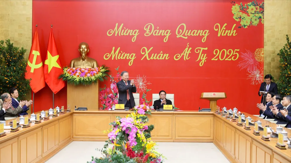Các đồng chí lãnh đạo Đảng, Nhà nước dự chương trình gặp mặt “Mừng Đảng quang vinh, mừng Xuân Ất Tỵ 2025”