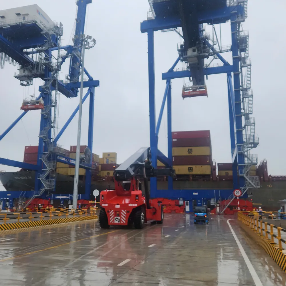 Bốc dỡ hàng tại Cảng Phước An. Ảnh VĂN PHONG.jpg