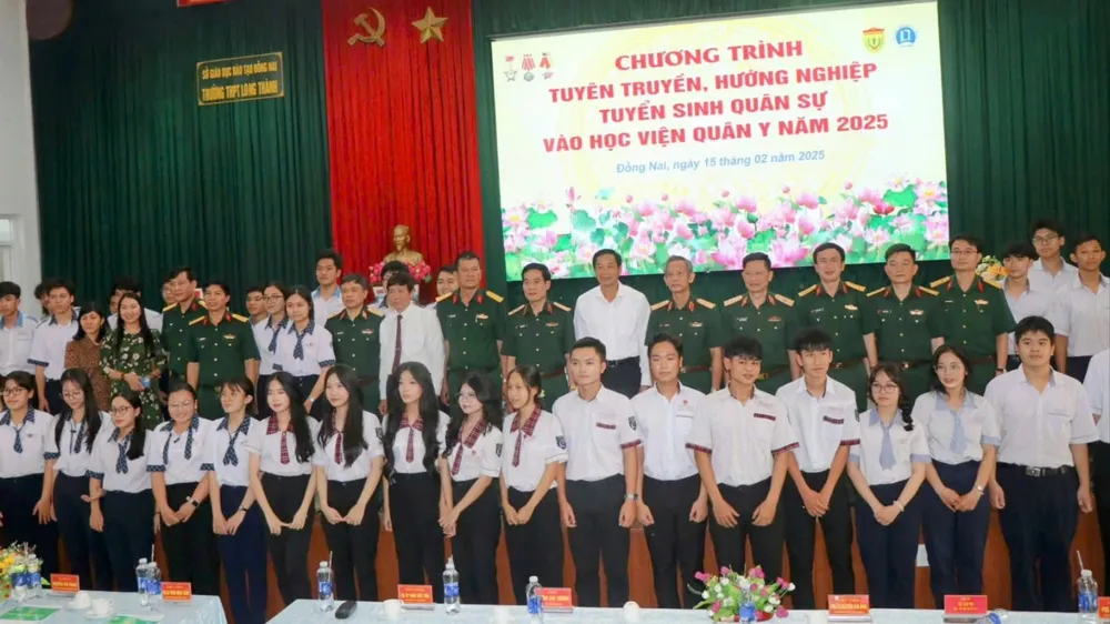 Các đại biểu và học sinh chụp hình lưu niệm tại chương trình. Ảnh: THU HOÀI