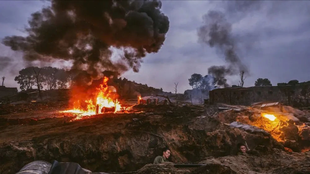 Một cảnh quay tại phim trường "Mưa đỏ"