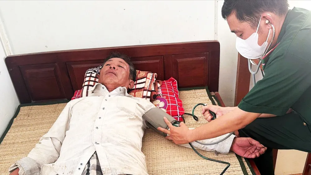 Thăm khám sức khỏe của ngư dân trước khi bàn giao cho chủ phương tiện 