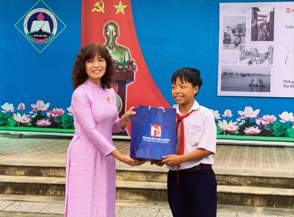 11. Bà Nguyễn Thị Trinh - Phó Giám đốc phụ trách Bảo tàng Mỹ thuật Đà Nẵng trao quà cho các bạn học sinh tham gia đố vui.jpg