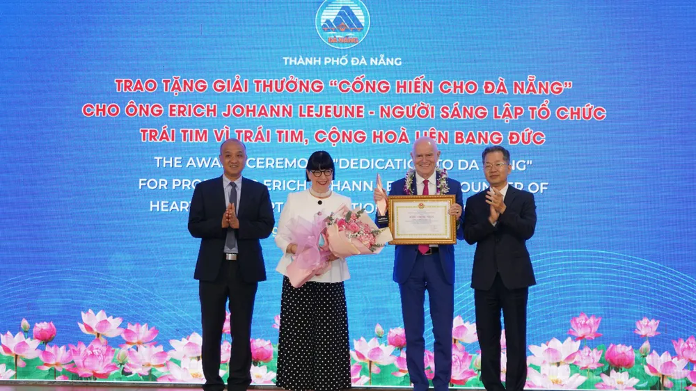 Ông Nguyễn Văn Quảng, Bí thư Thành ủy Đà Nẵng và ông Lê Quang Nam, Phó Chủ tịch UBND TP Đà Nẵng, tặng Giải thưởng “Cống hiến cho Đà Nẵng” cho ông Erich Johann Lejeune, công dân Đức, người sáng lập Tổ chức “Trái tim vì trái tim”. Ảnh: XUÂN QUỲNH