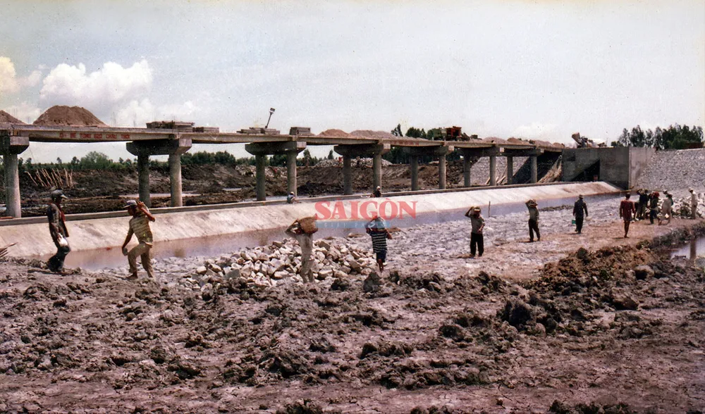 NK 27-3- Đập tràn Trà Sư năm 1999 - lá chắn lũ, niềm tin của người dân.jpeg