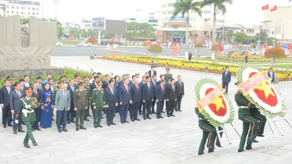 Tổng Bí thư Tô Lâm cùng các đại biểu dâng hương tưởng niệm các Anh hùng liệt sĩ tại Đài tưởng niệm TP Đà Nẵng. Ảnh: XUÂN QUỲNH