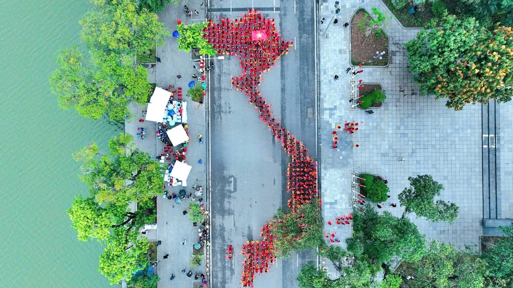 Hơn 1.000 phụ nữ xếp hình bản đồ Việt Nam bên bờ hồ Hoàn Kiếm