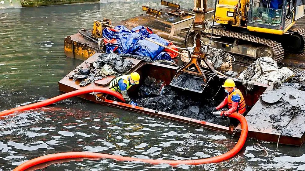 Nạo vét bùn đất, làm sạch sông Tô Lịch