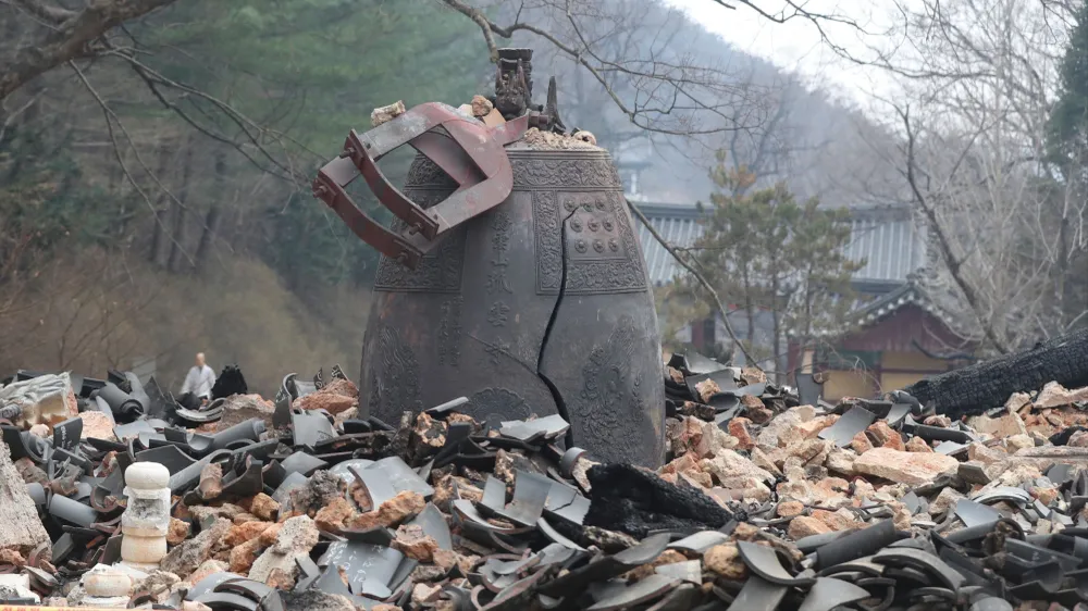 Ngôi đền cổ bị thiêu rụi do cháy rừng tại Uiseong, tỉnh Gyeongsang Bắc, Hàn Quốc. Ảnh: THX 
