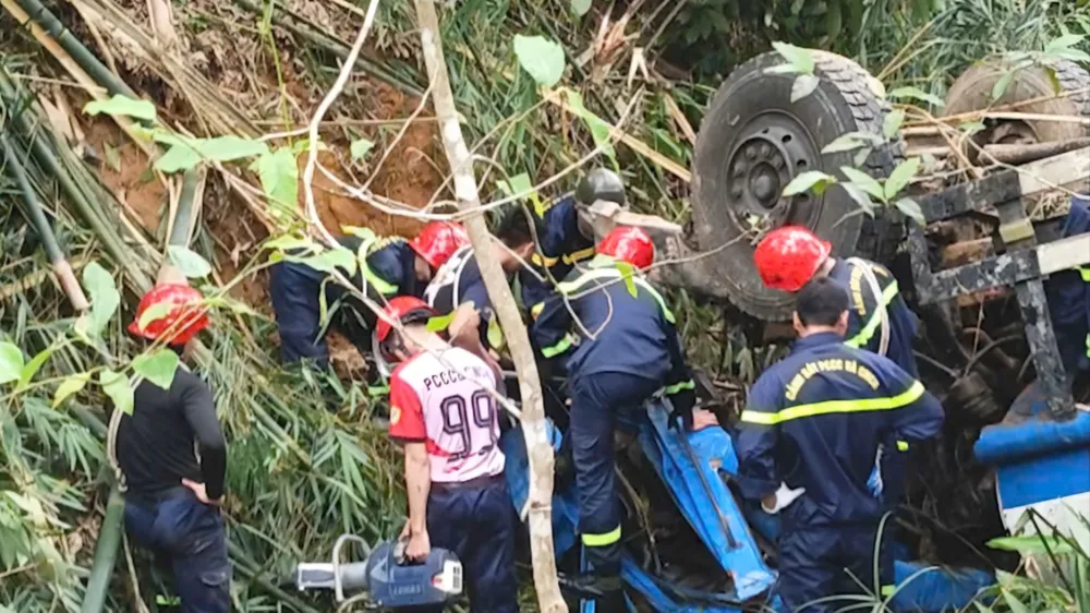 Cơ quan chức năng tiếp cận để đưa thi thể tài xế tử vong ra khỏi hiện trường vụ tai nạn