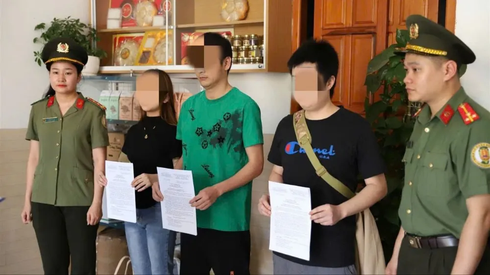 3 người có quốc tịch Trung Quốc nhập cảnh trái phép vào Việt Nam bị trục xuất về nước. Ảnh: Công an cung cấp