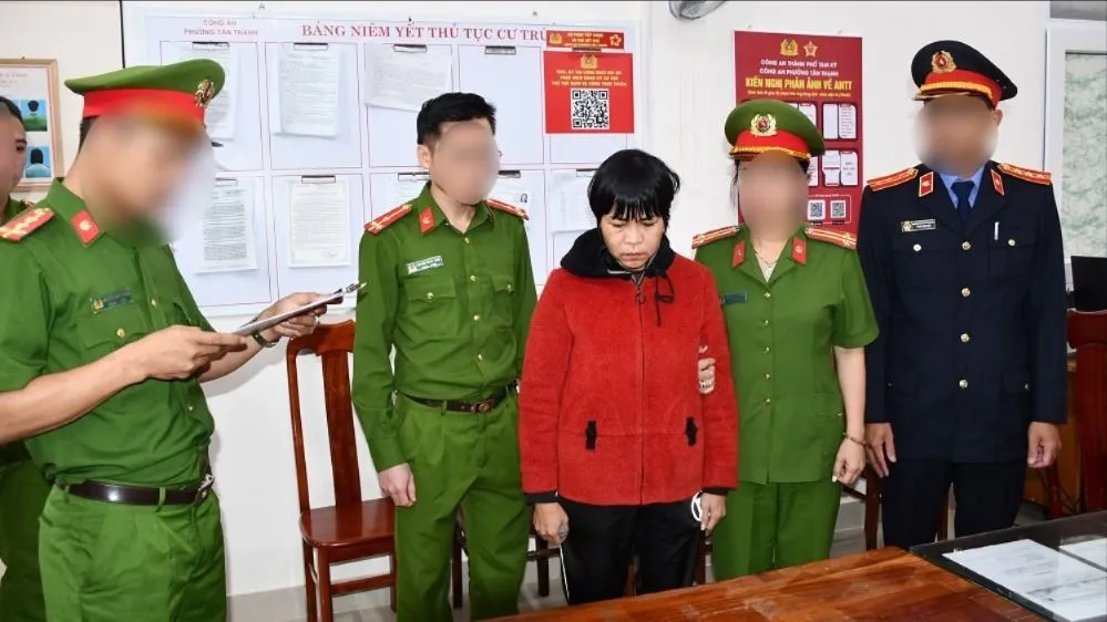 Phòng Cảnh sát hình sự Công an tỉnh Quảng Nam tống đạt các quyết định khởi tố bị can và bắt tạm giam Tô Thị Ty Na về hành vi giết người