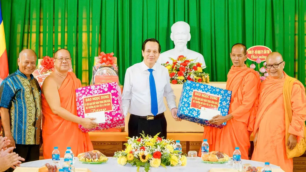 Bộ trưởng Bộ Dân tộc và Tôn giáo Đào Ngọc Dung tặng quà cho đại diện Hội Đoàn kết sư sãi yêu nước TP Cần Thơ nhân dịp Tết Chôl Chnăm Thmây