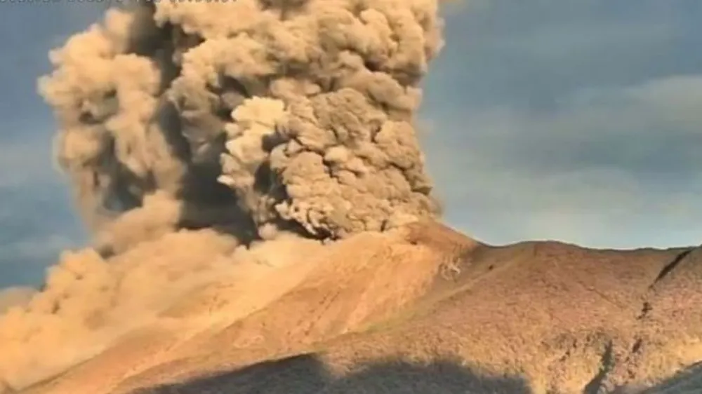 Núi lửa Kanlaon trên đảo Negros phun trào, tạo ra cột tro bụi cao khoảng 4.000m. Ảnh: Philstar