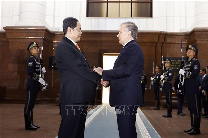vna_potal_chu_tich_quoc_hoi_tran_thanh_man_hoi_kien_tong_thong_uzbekistan_stand (1).jpg