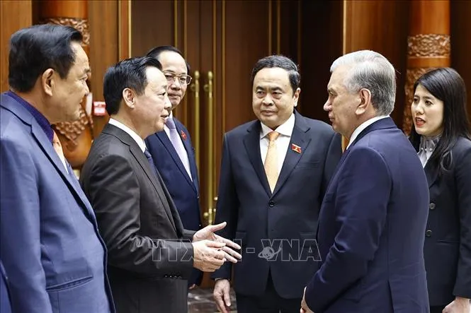 vna_potal_chu_tich_quoc_hoi_tran_thanh_man_hoi_kien_tong_thong_uzbekistan_stand (3).jpg