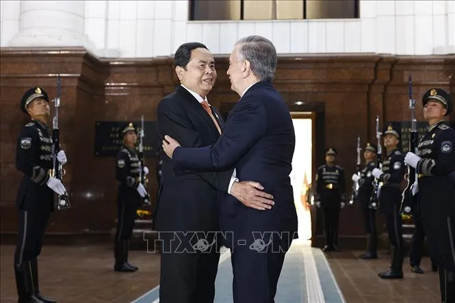 vna_potal_chu_tich_quoc_hoi_tran_thanh_man_hoi_kien_tong_thong_uzbekistan_stand.jpg