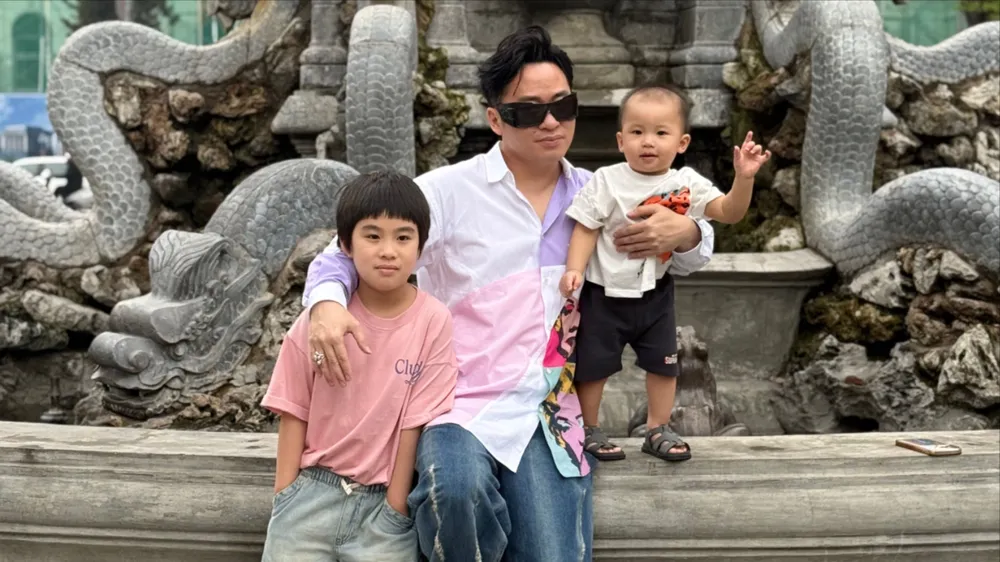 Ca sĩ Tùng Dương và hai con trai Voi và Sóc