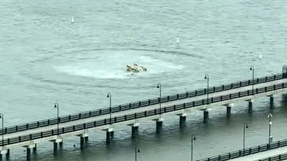 Trực thăng du lịch rơi xuống sông Hudson khu vực Hạ Manhattan ở New York. Ảnh: AVIRBHAW RAKESH/X