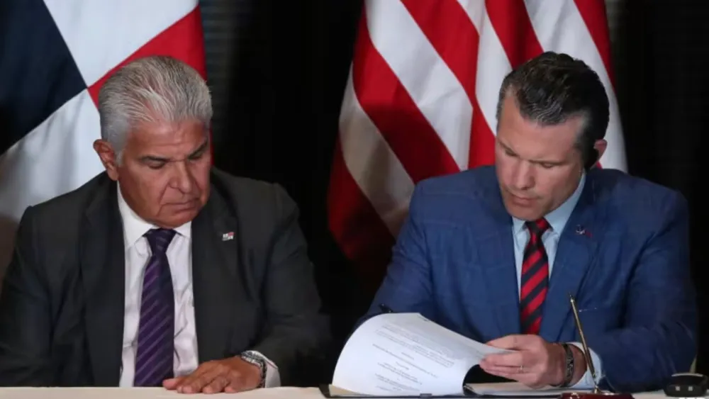 Tổng thống Panama Jose Raul Mulino và Bộ trưởng Quốc phòng Hoa Kỳ Pete Hegseth ký thỏa thuận tại TP Panama vào ngày 9-4. Ảnh: CNA