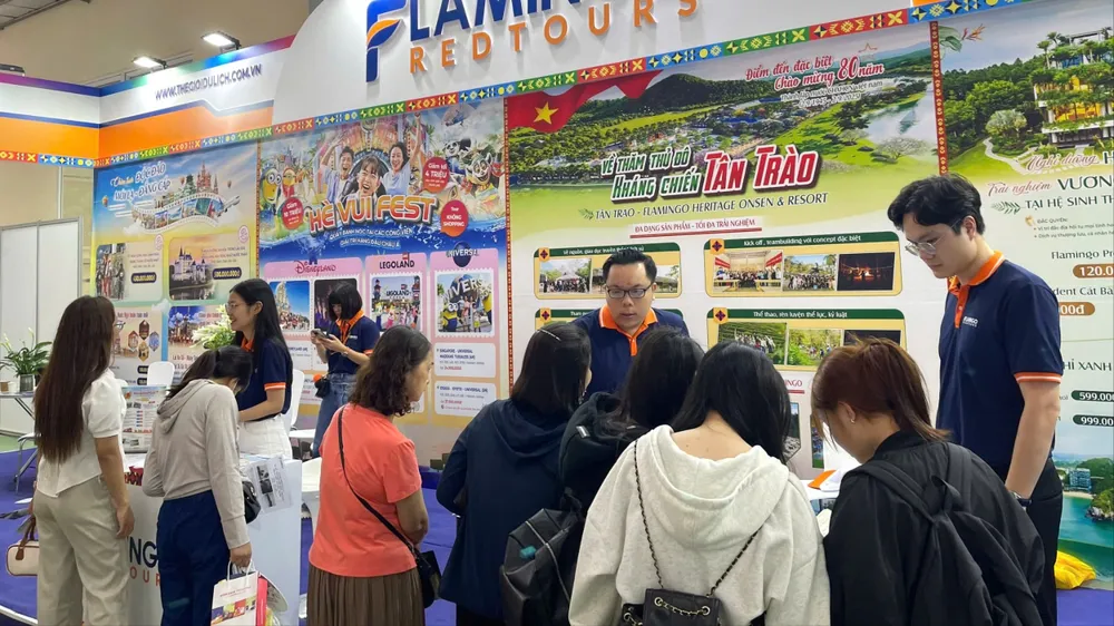 Người dân tìm hiểu các tour du lịch. Ảnh minh họa