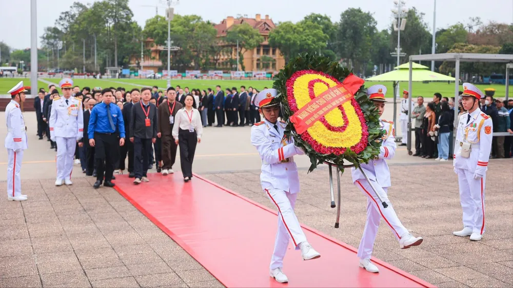 Đoàn đại biểu thanh niên Trung Quốc đã đặt vòng hoa viếng Chủ tịch Hồ Chí Minh
