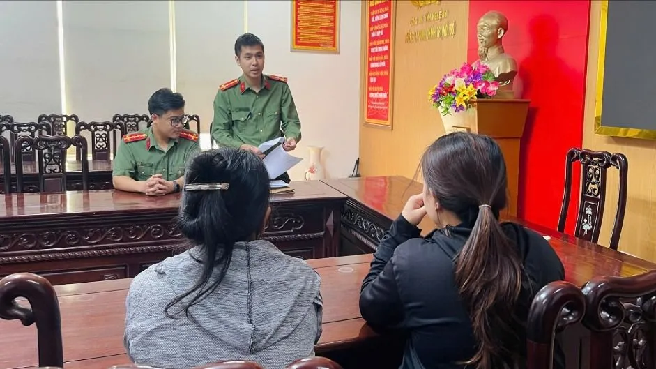 Công an làm việc với bà T. và bà H.. Ảnh: CÔNG AN NGHỆ AN
