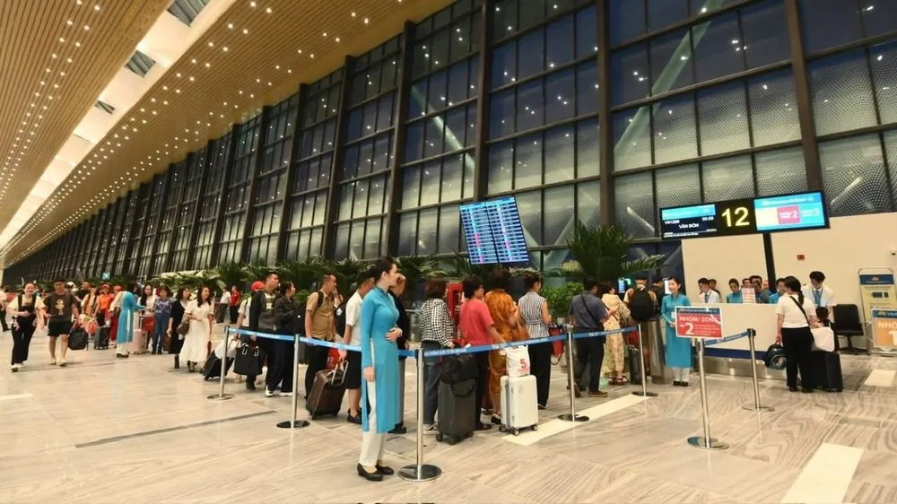 Hành khách làm thủ tục tại nhà ga T3