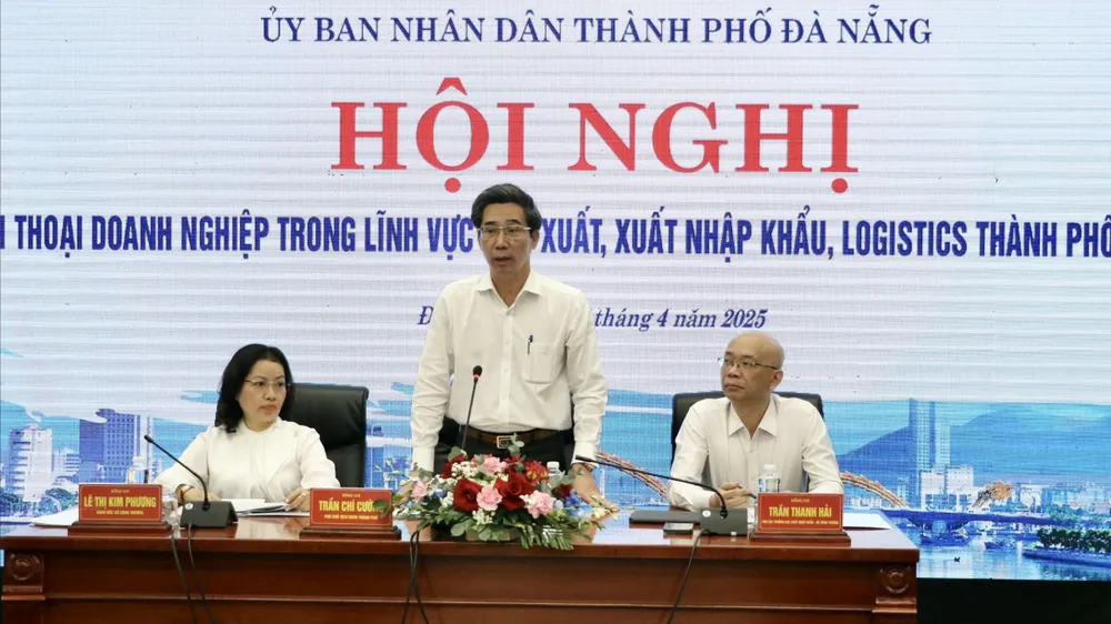 Phó Chủ tịch UBND TP Đà Nẵng Trần Chí Cường, Phó Cục trưởng Cục Xuất nhập khẩu (Bộ Công Thương) Trần Thanh Hải và Giám đốc Sở Công Thương Đà Nẵng Lê Thị Kim Phương chủ trì hội nghị. Ảnh: XUÂN QUỲNH