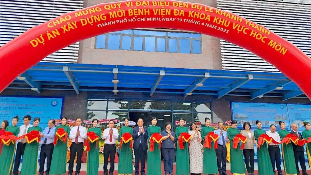 Các đại biểu cắt băng khánh thành bệnh viện. Ảnh: QUANG HUY)
