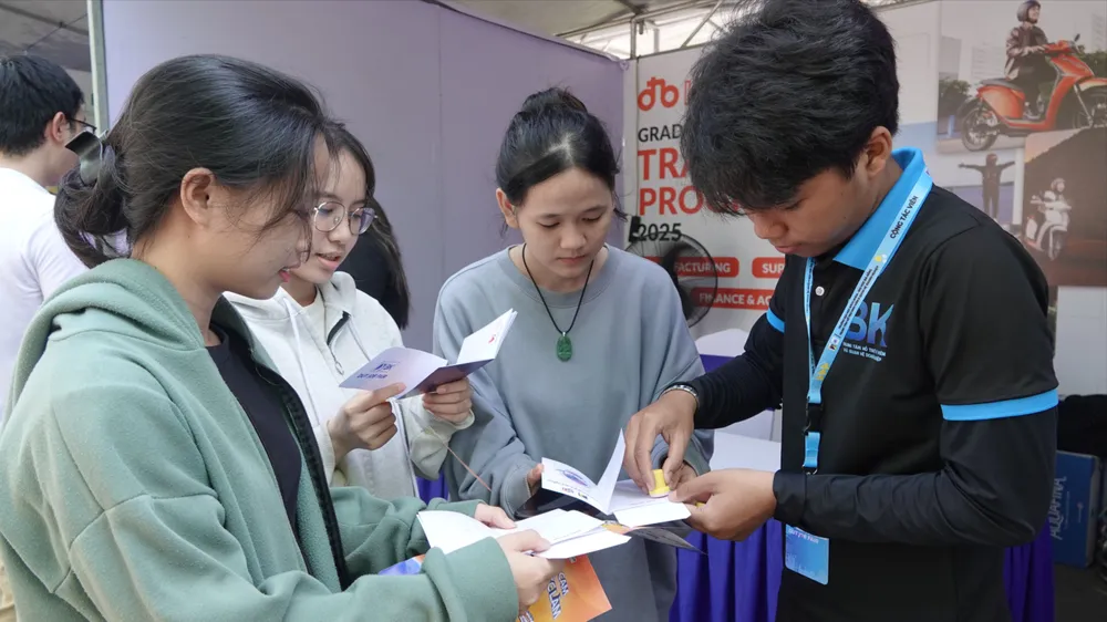 Các đơn vị tuyển dụng đóng dấu Hộ chiếu sự nghiệp cho sinh viên sau khi trải nghiệm tại gian hàng. Ảnh: XUÂN QUỲNH