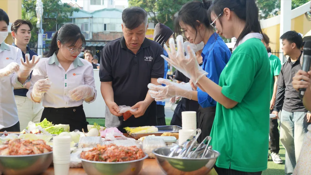 Các bạn sinh viên thử làm kim chi