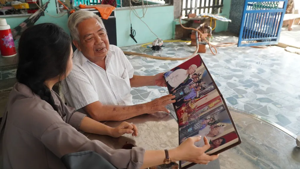 Cựu chiến binh Phan Văn Hôn đang kể về trận đánh Dinh Độc Lập năm 1968